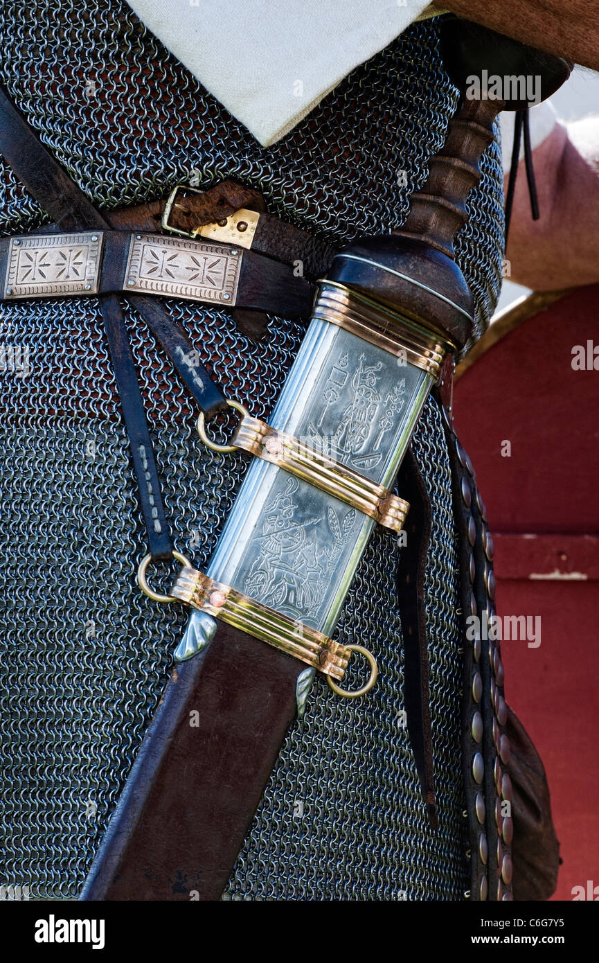 Soldato Romano rievocazione . Uniformi e armi dettaglio Foto stock - Alamy