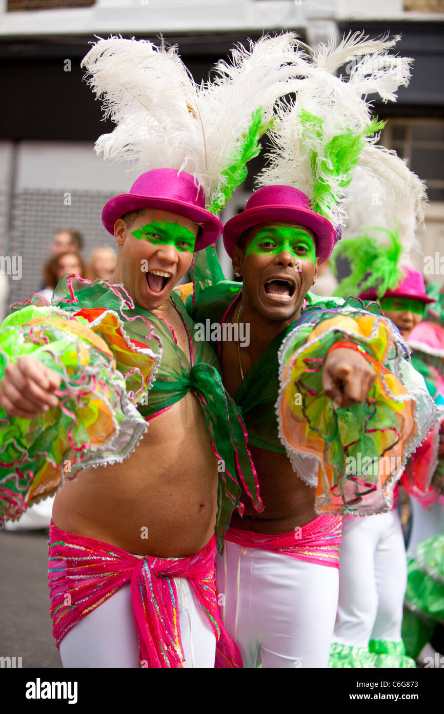 Ballerini maschi della scuola Samba in posa per la macchina fotografica al Notting Hill Carnival, Londra, Inghilterra, Regno Unito. Foto Stock