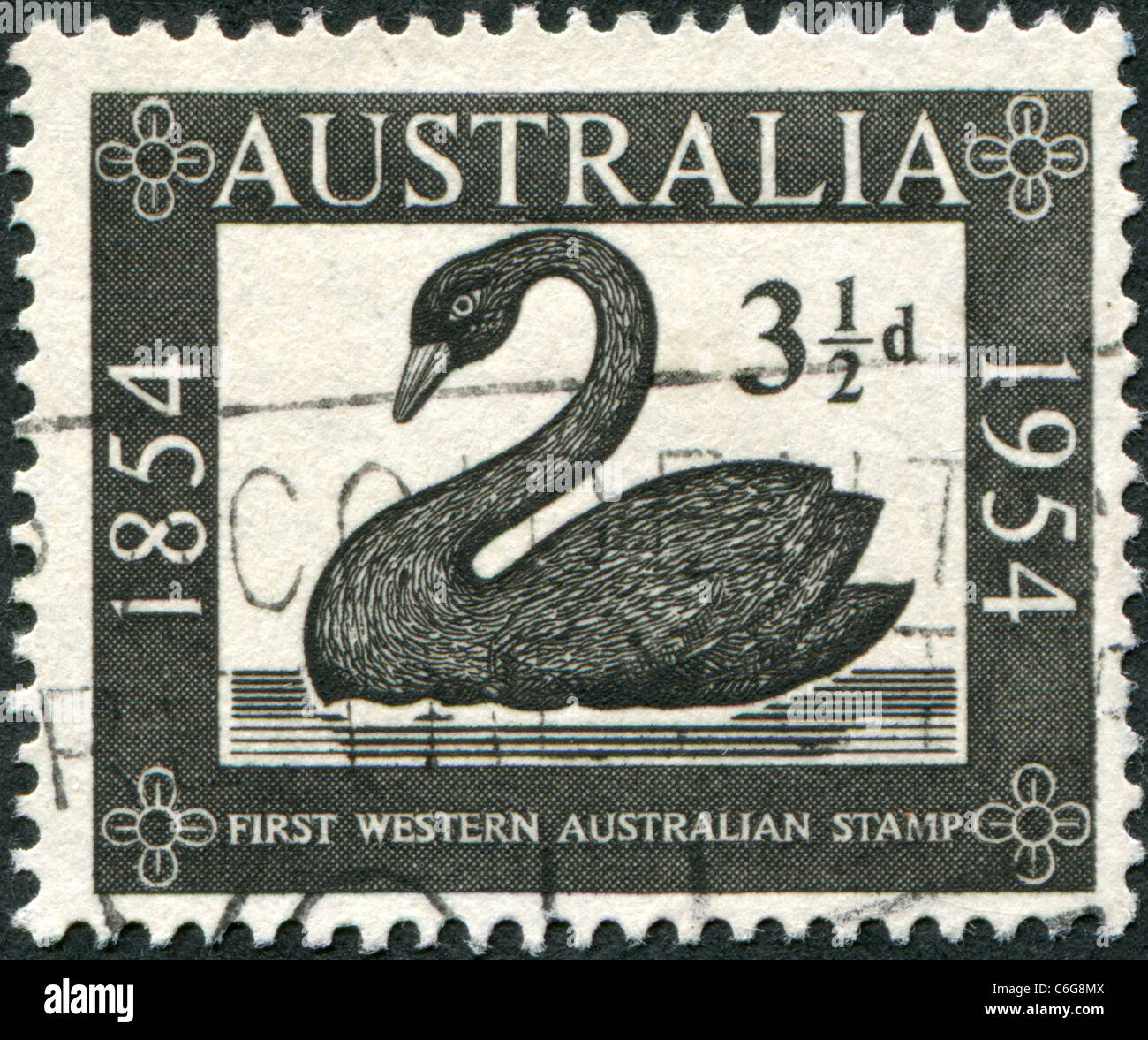 AUSTRALIA-1954 un timbro stampato in Australia, dedicato al centenario del primo francobollo in Australia Occidentale Foto Stock