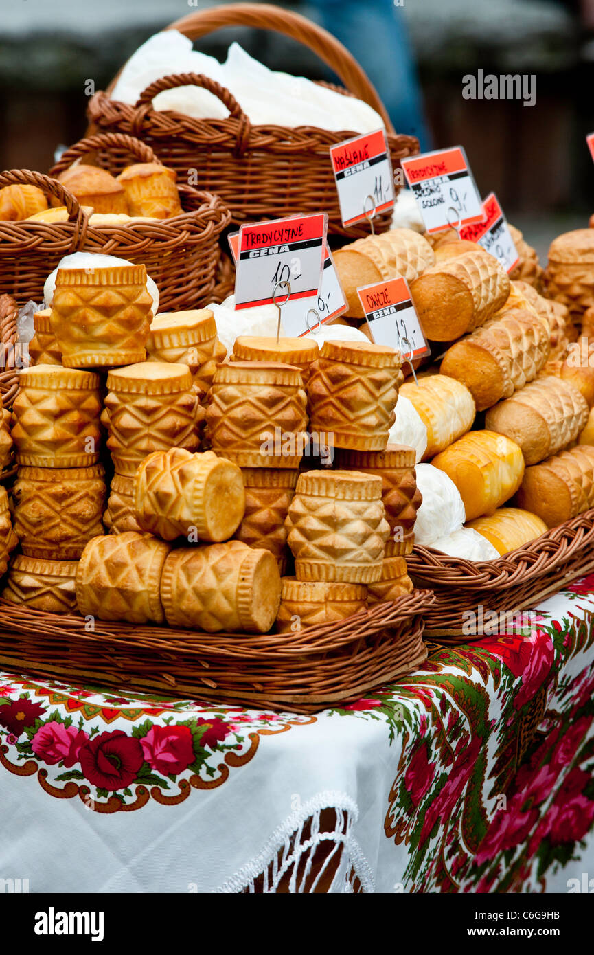 Affumicato tradizionale formaggio di capra in vendita, Zakopane, Podhale, Polonia Foto Stock