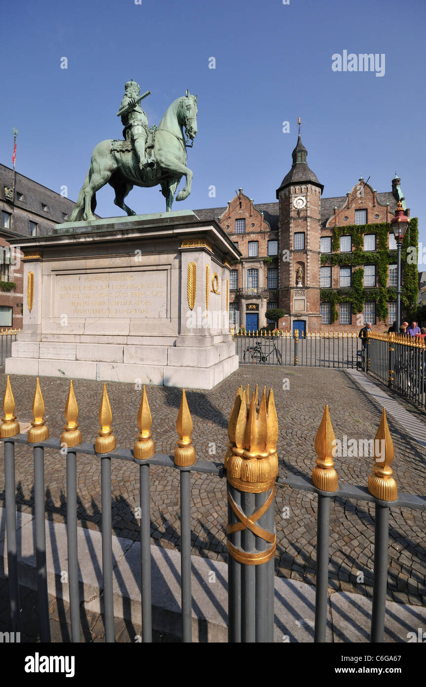 Il Municipio (XVI secolo) e il monumento a Johann Wilhelms II (Gabriel Grupello, 1711). Piazza del mercato. La città di Düsseldorf. Germania. Foto Stock