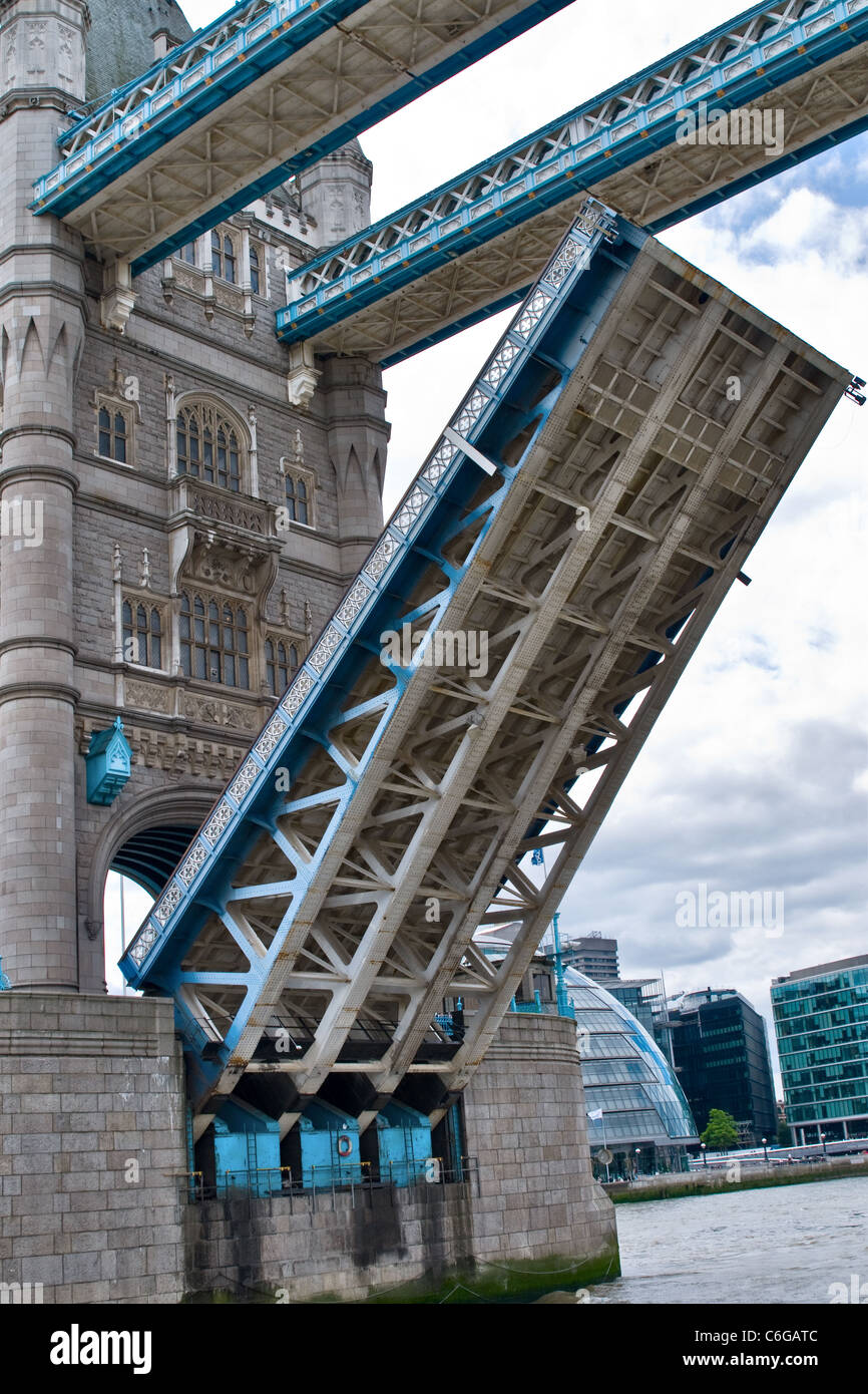 Aprire il Tower Bridge di Londra UK close up Foto Stock