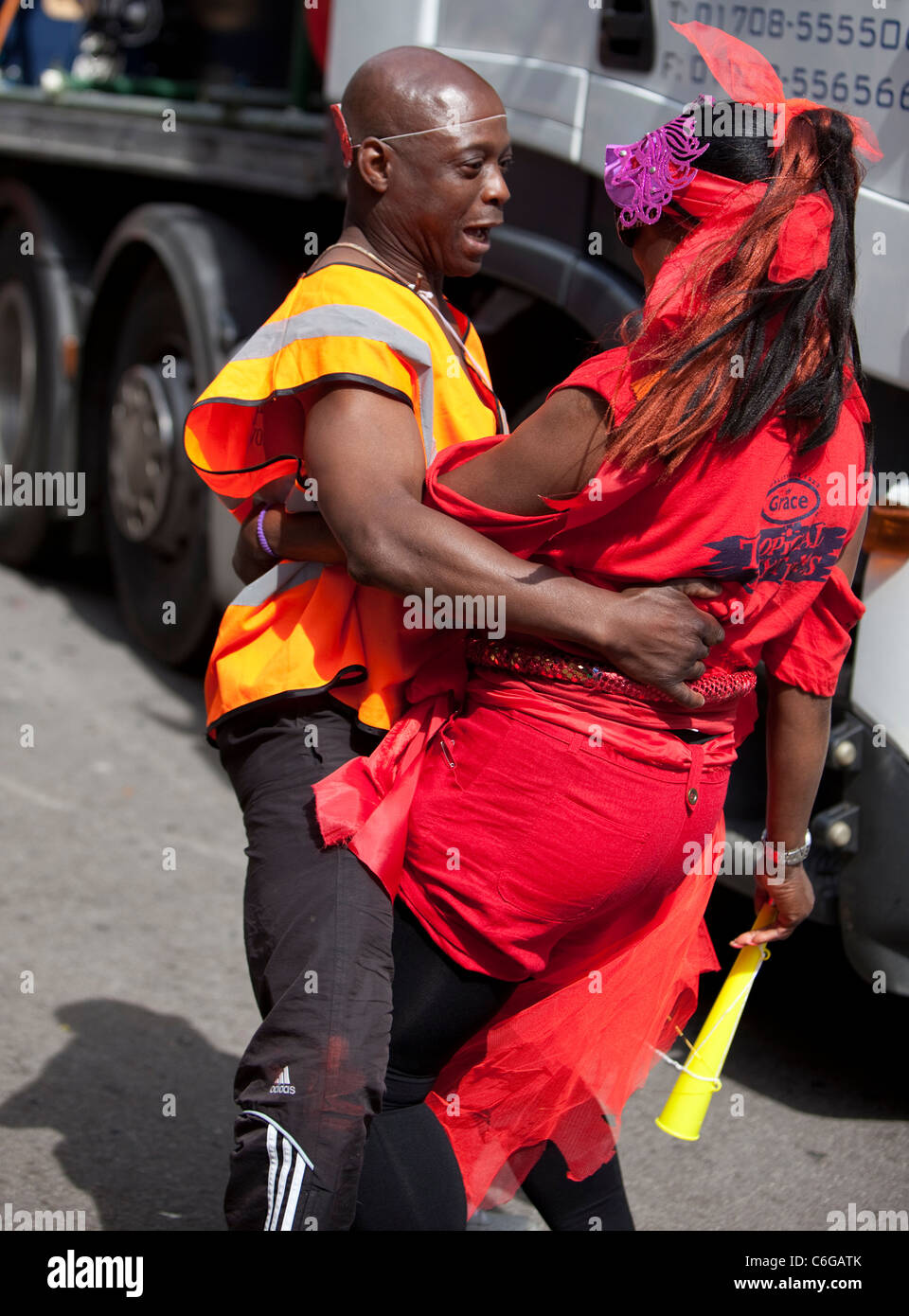 Coppie afro-britanniche che ballano per strada al Notting Hill Carnival, Londra, Inghilterra, Regno Unito Foto Stock