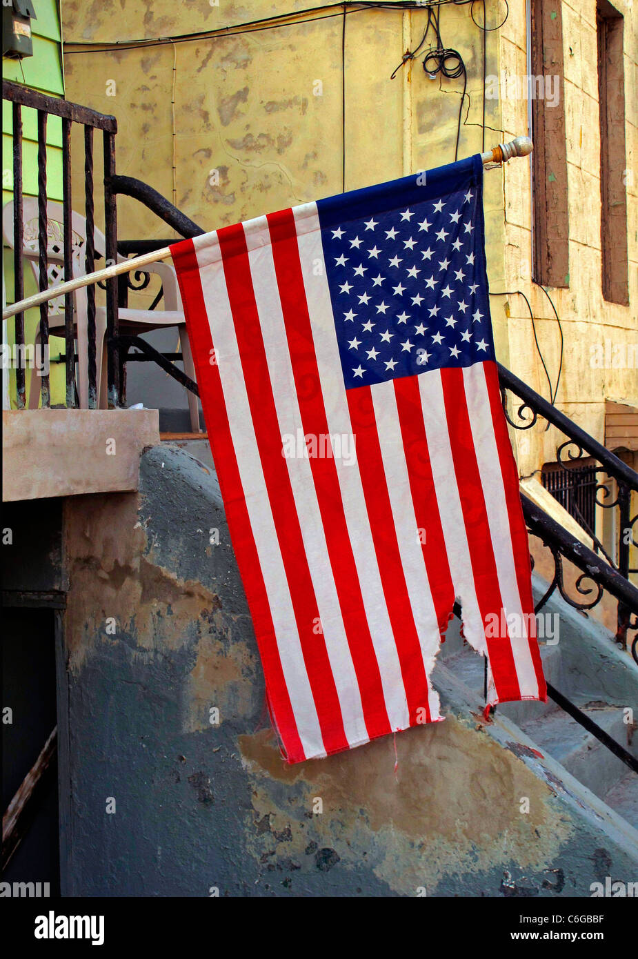 Stati Uniti d'America american bandiera strappata appeso dal portico. Foto Stock