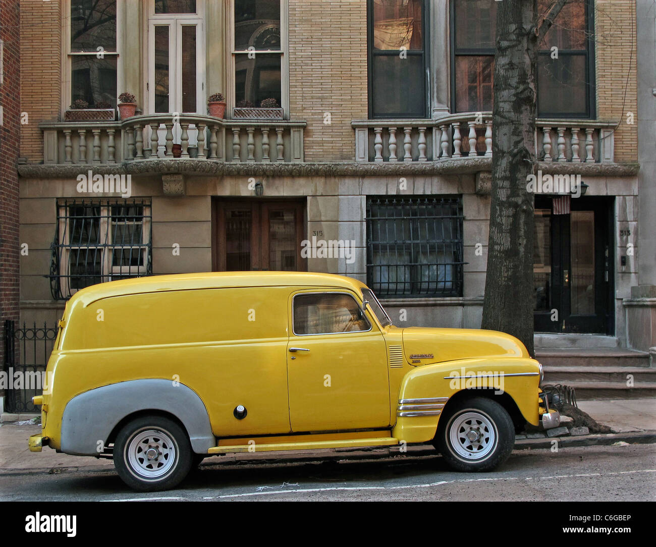 Vecchio 40s yellow truck Upper West Side ,NYC Foto Stock
