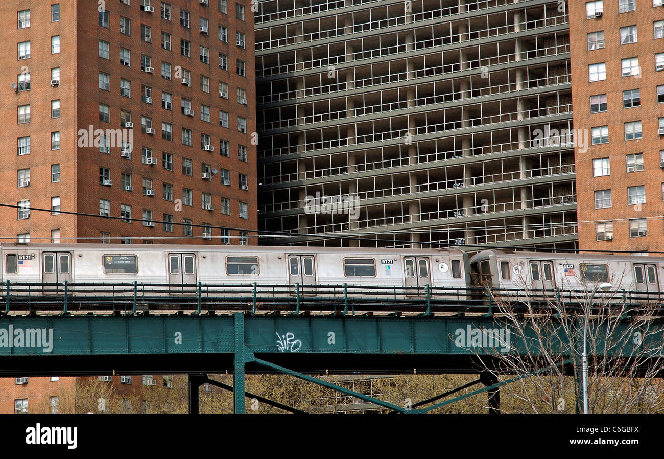 Outdoor elevata alla metropolitana di Brooklyn vicino a Coney island, incorniciato dai progetti, marrone edifici di appartamenti. Foto Stock