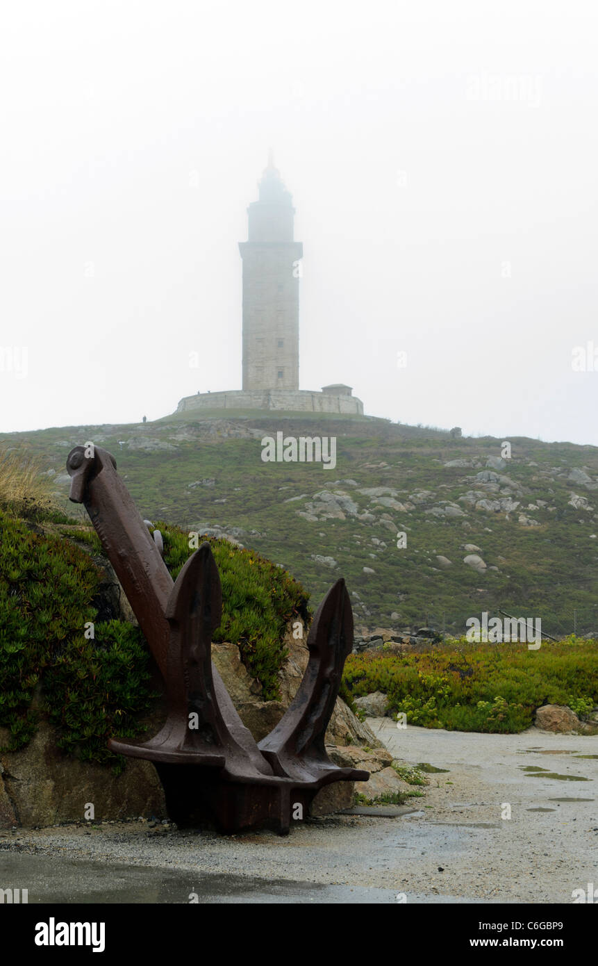 La scultura vicino alla Torre di Hercules in La Coruna - Spagna La struttura è un antico faro romano e 55 metri (180 ft) di altezza e si affaccia sul nord della costa atlantica della Spagna. La Torre di Hercules è un Monumento Nazionale di Spagna e dal Giugno 27, 2009, è un sito Patrimonio Mondiale dell'UNESCO. Foto Stock