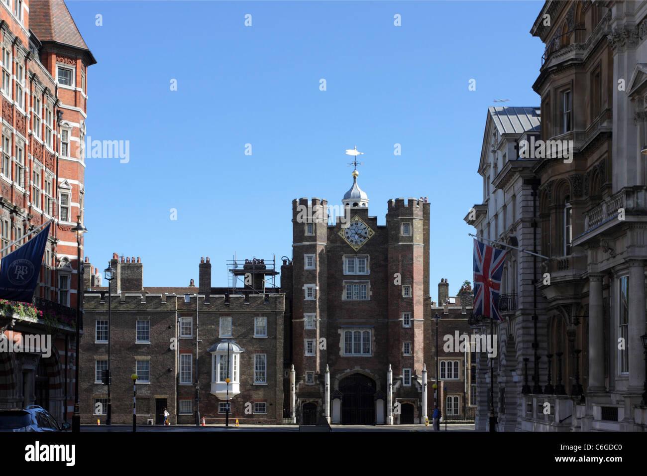 Il St James's Palace,popolare attrazione turistica e la residenza reale di vista qui da un punto di vista vantaggioso in St James Street. Foto Stock