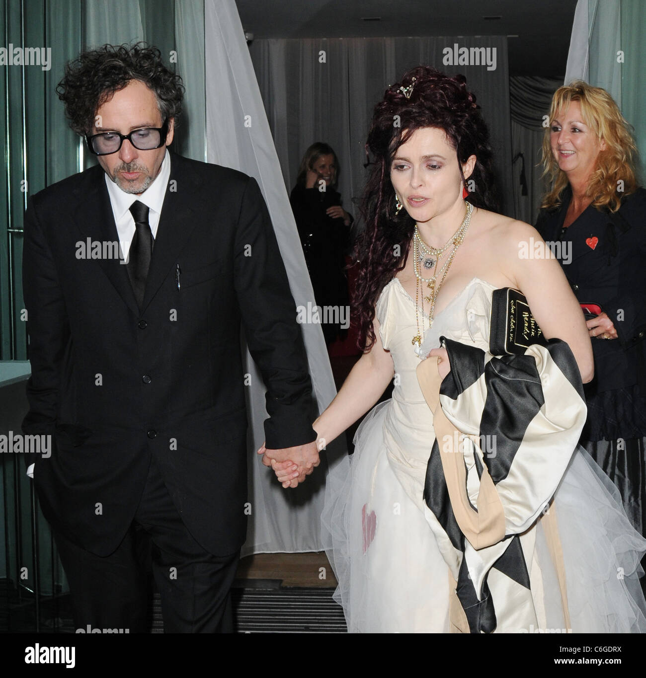 Tim Burton E Helena Bonham Carter Alice Nel Paese Delle Meraviglie Mondo Premiere After Party Presso L Hotel Sanderson Londra Inghilterra Foto Stock Alamy