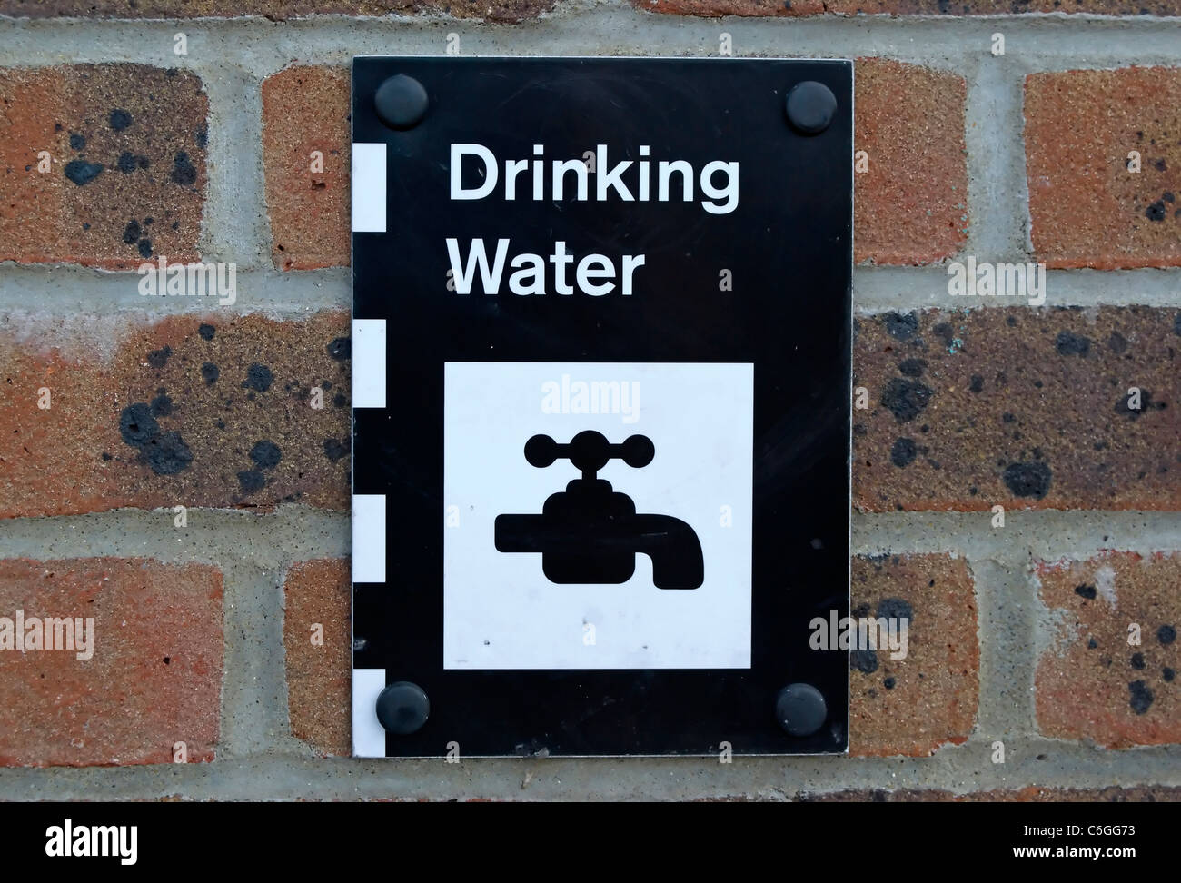 British waterways acqua potabile segno adiacente al Grand Union Canal, Brentford Lock, a ovest di Londra - Inghilterra Foto Stock