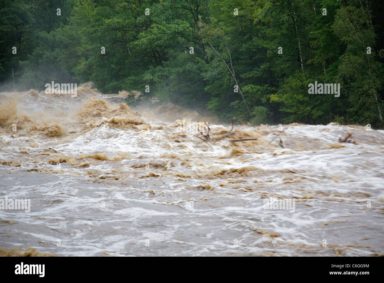 Tempesta tropicale Irene nel 2011- inondazione del ramo orientale del fiume Pemigewasset a Lincoln, New Hampshire USA Foto Stock