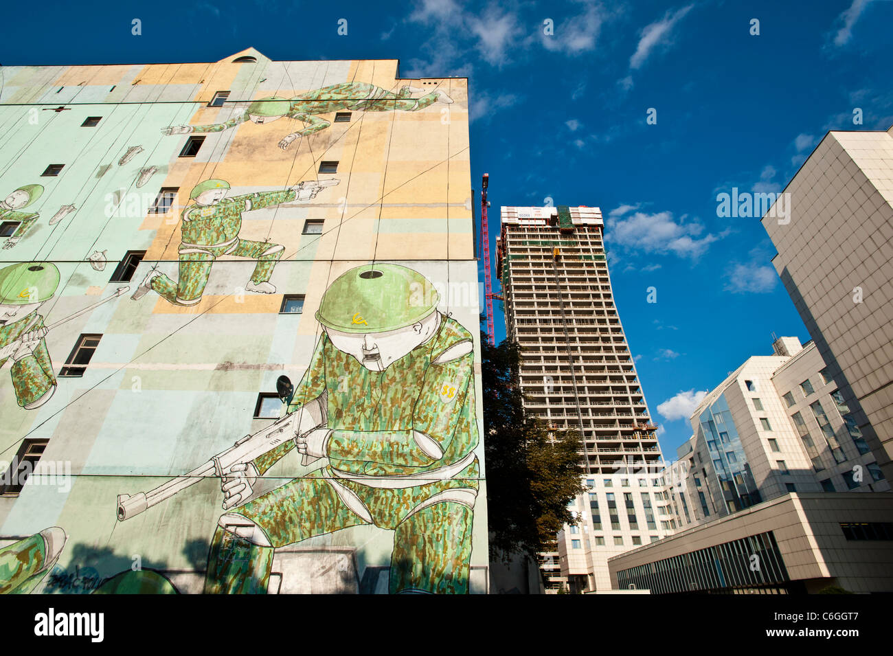 Il terzo più alto grattacielo in Polonia durante la costruzione su Ulica Zlota, Varsavia, Polonia Foto Stock