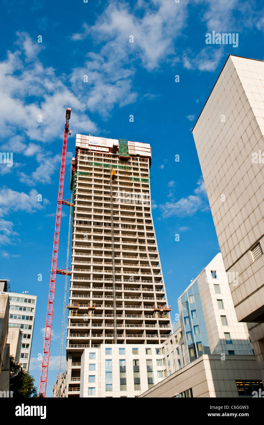 Il terzo più alto grattacielo in Polonia durante la costruzione su Ulica Zlota, Varsavia, Polonia Foto Stock