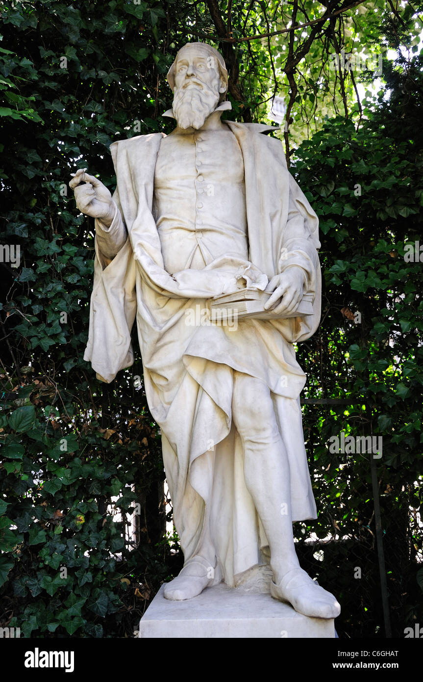Bruxelles, Belgio. Place du Petit Sablon. Statua di Rombaud Dodonee (1518-1585), botanico belga Foto Stock