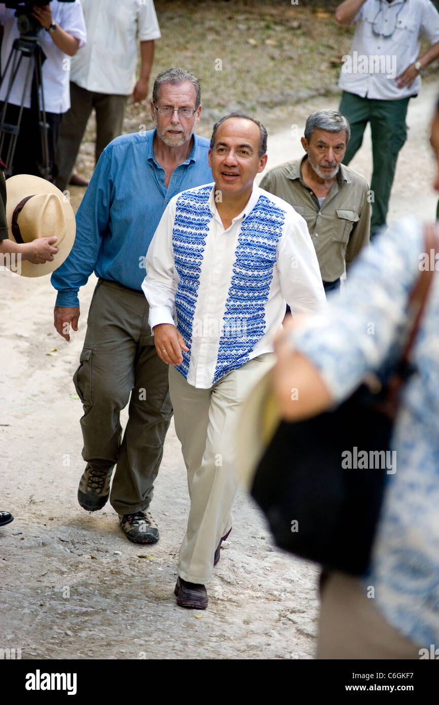 Presidente Felipe Calderon e Peter Greenberg visitando Calakmul Foto Stock