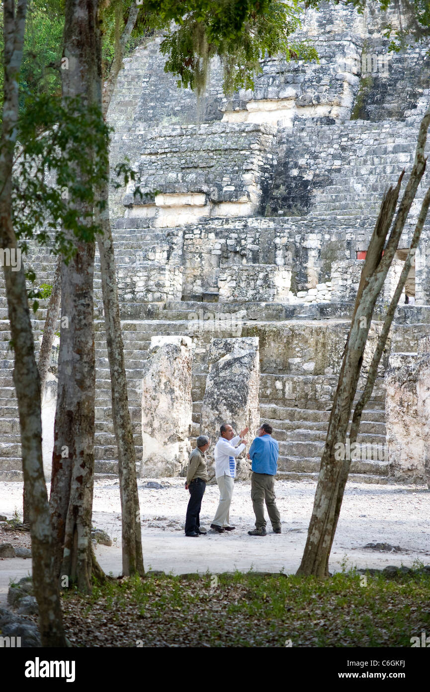 Presidente Felipe Calderon del Messico con Peter Greenberg e guida in corrispondenza di Calakmul Foto Stock