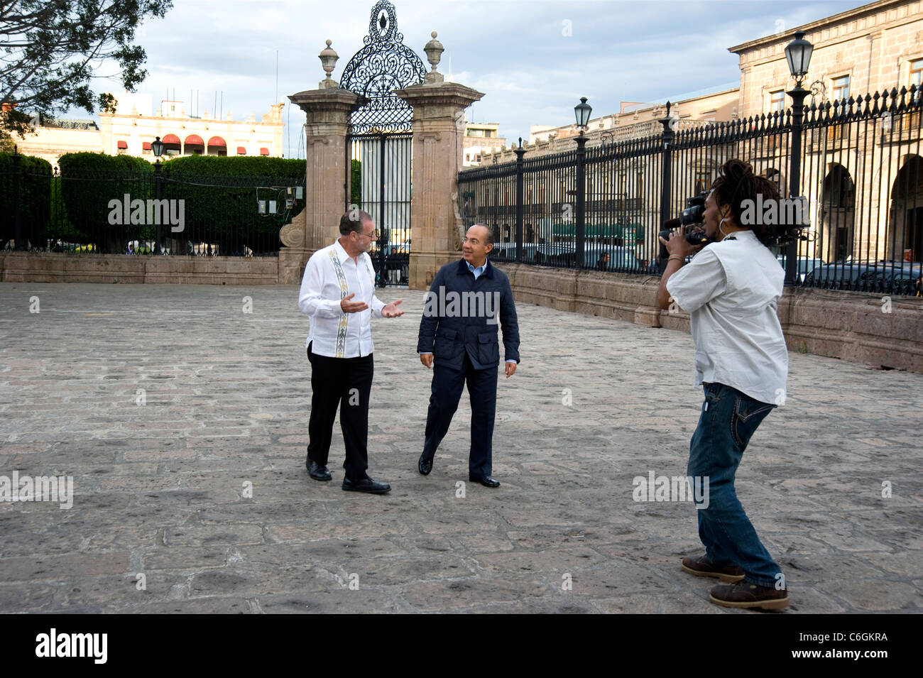 Presidente Felipe Calderon e Peter Greenberg touring Morelia, Messico Foto Stock