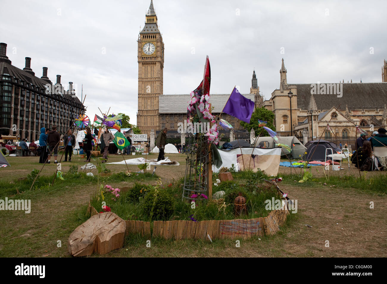 Vista del giardino di pace creato sulla piazza del Parlamento da parte del gruppo di occupazione, Democrazia Village. Foto Stock