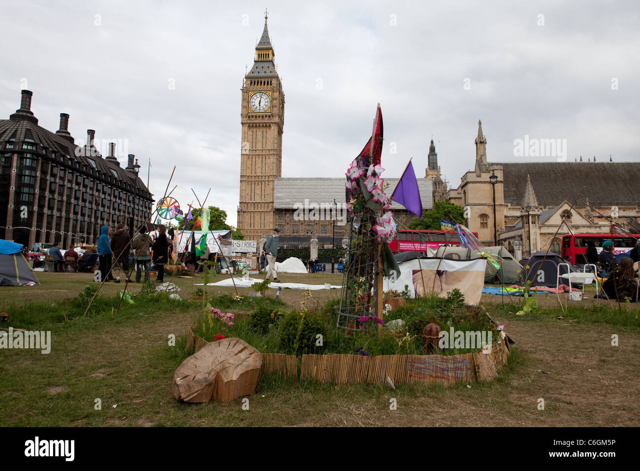 Vista del giardino di pace creato sulla piazza del Parlamento da parte del gruppo di occupazione, Democrazia Village. Foto Stock