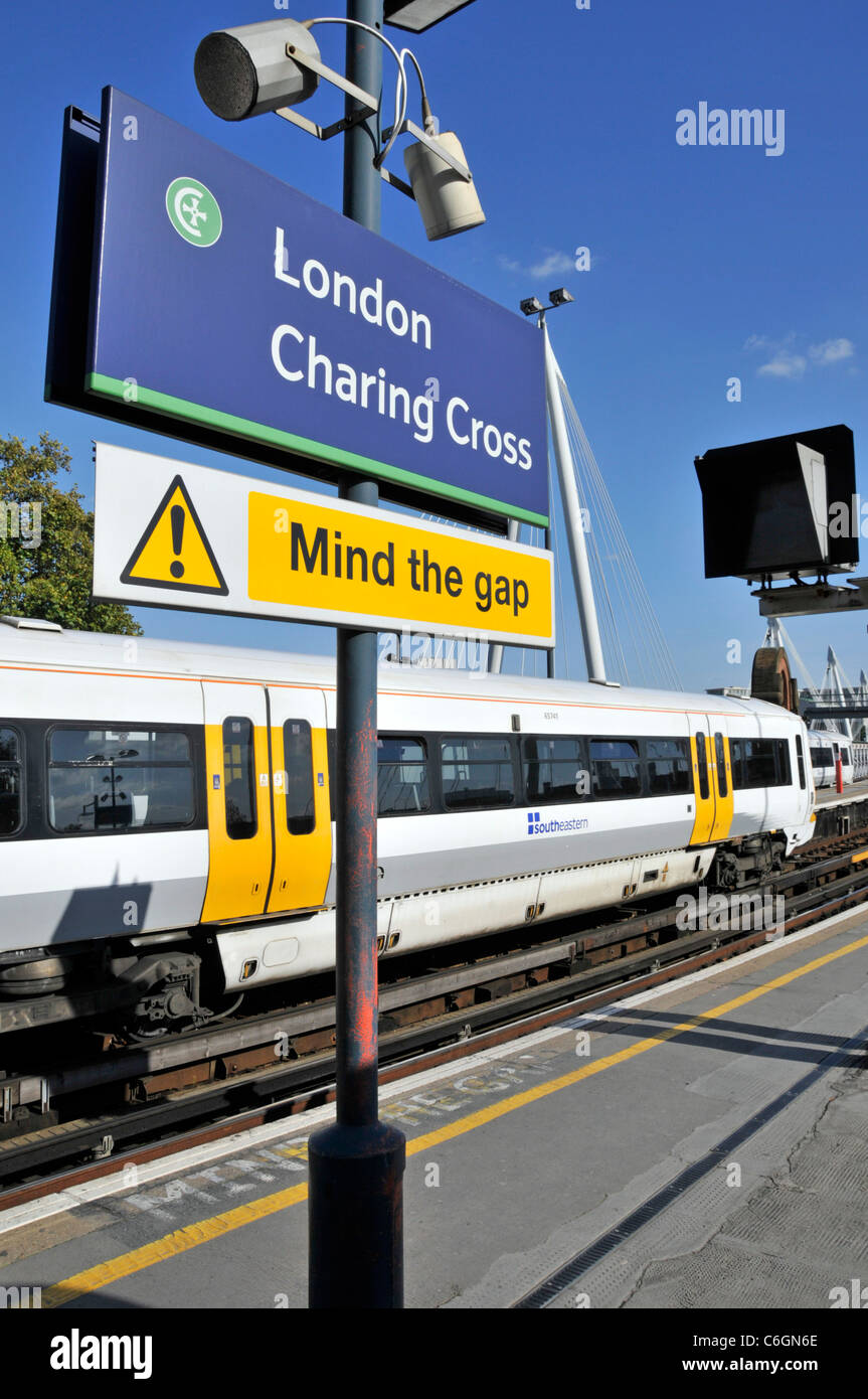 Attenzione al cartello Gap alla stazione ferroviaria di Charing Cross con i mezzi pubblici Stazione con carrozze del treno passeggeri del Sud Est e cartelli per piattaforme A Londra, Inghilterra, Regno Unito Foto Stock