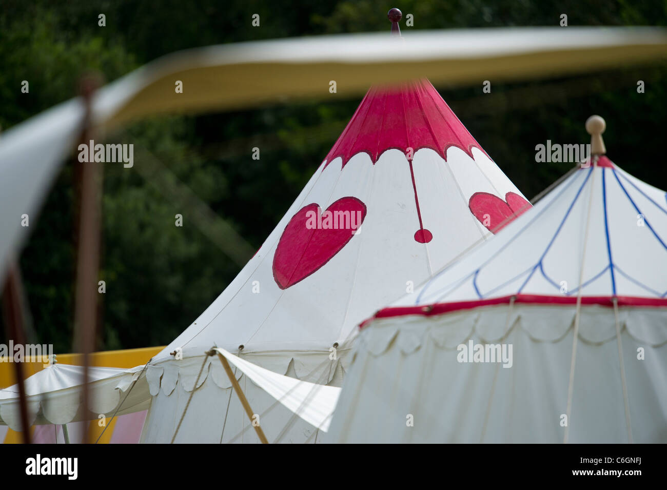Amore cuore disegno su un re-enactors tenda medievale vicino al campo di battaglia di renactment Foto Stock