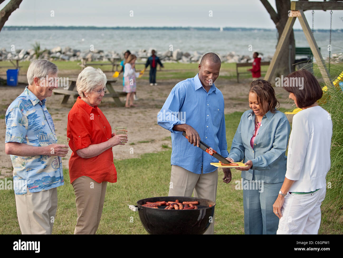 Le famiglie possono usufruire di un picnic in un parco locale. Foto Stock