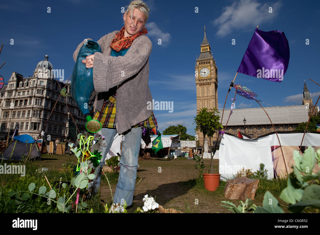 La democrazia Village camper, Lou mandorla, acque il giardino di pace sulla piazza del Parlamento creato dai manifestanti. Foto Stock