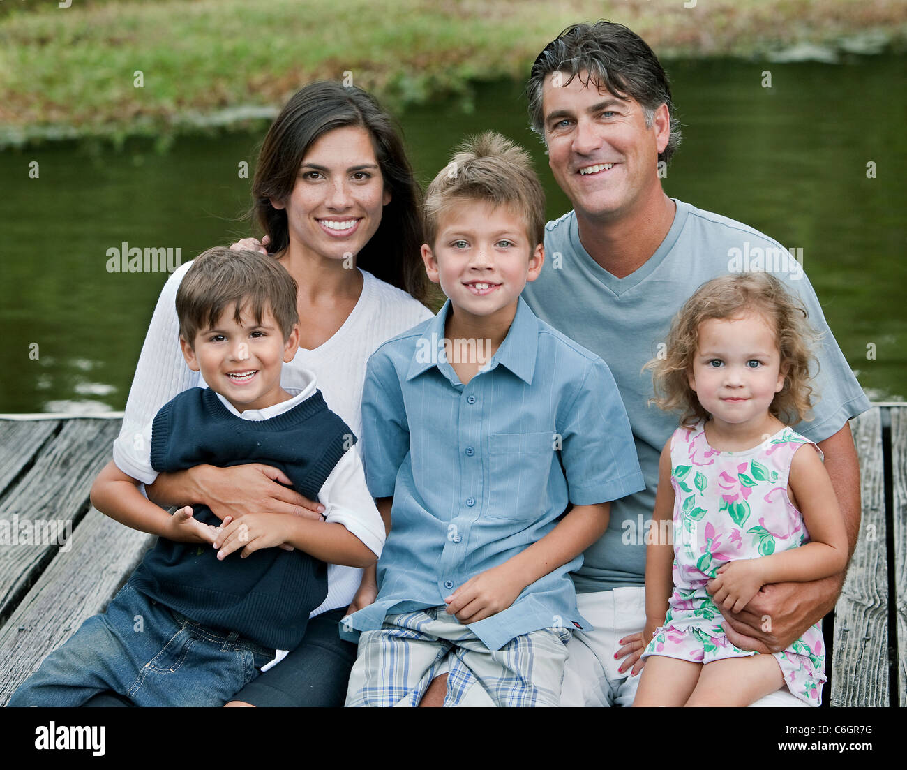 La famiglia sul molo di foto per qualsiasi uso. Foto Stock