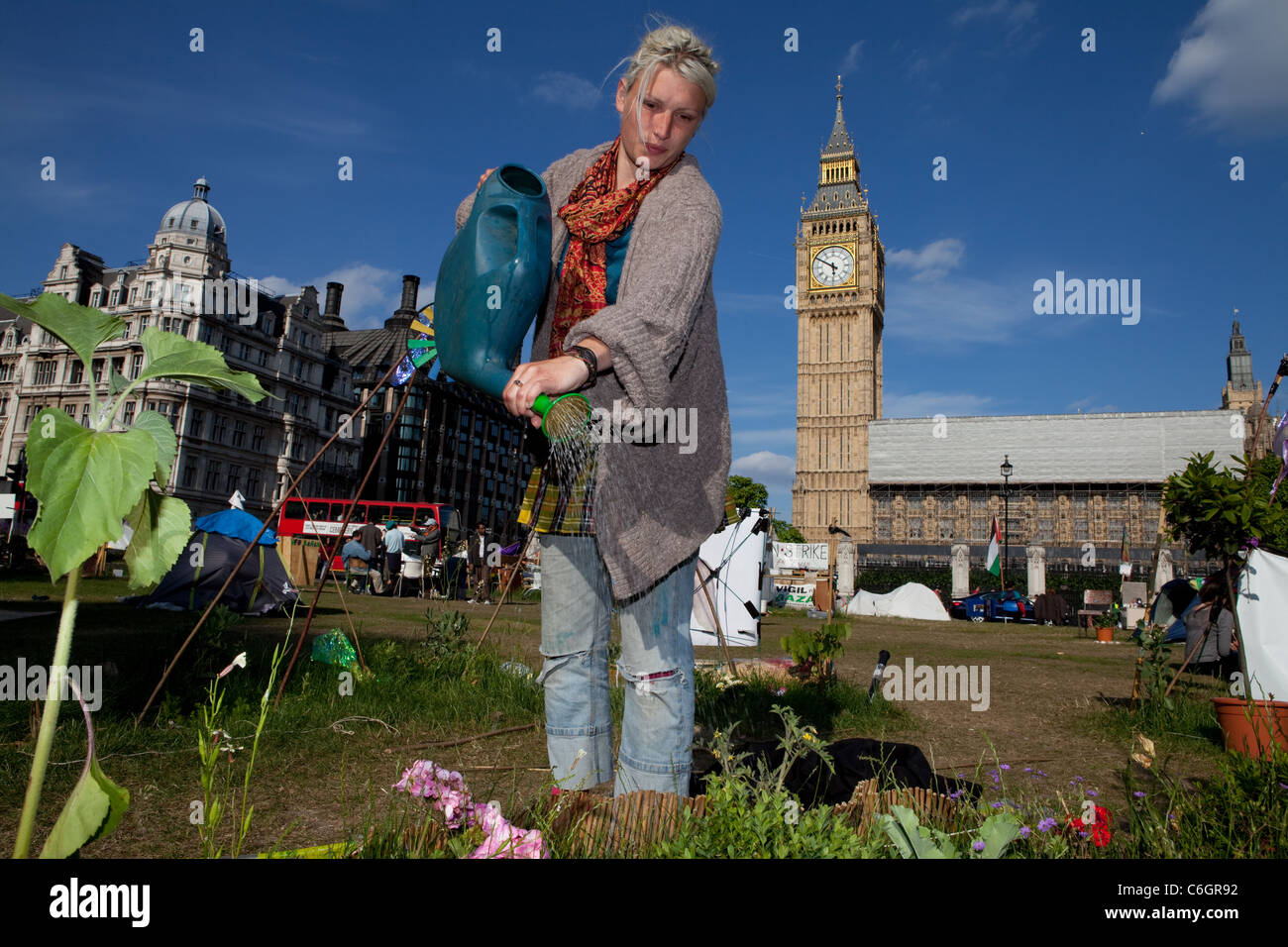 La democrazia Village camper, Lou mandorla, acque il giardino di pace sulla piazza del Parlamento creato dai manifestanti. Foto Stock