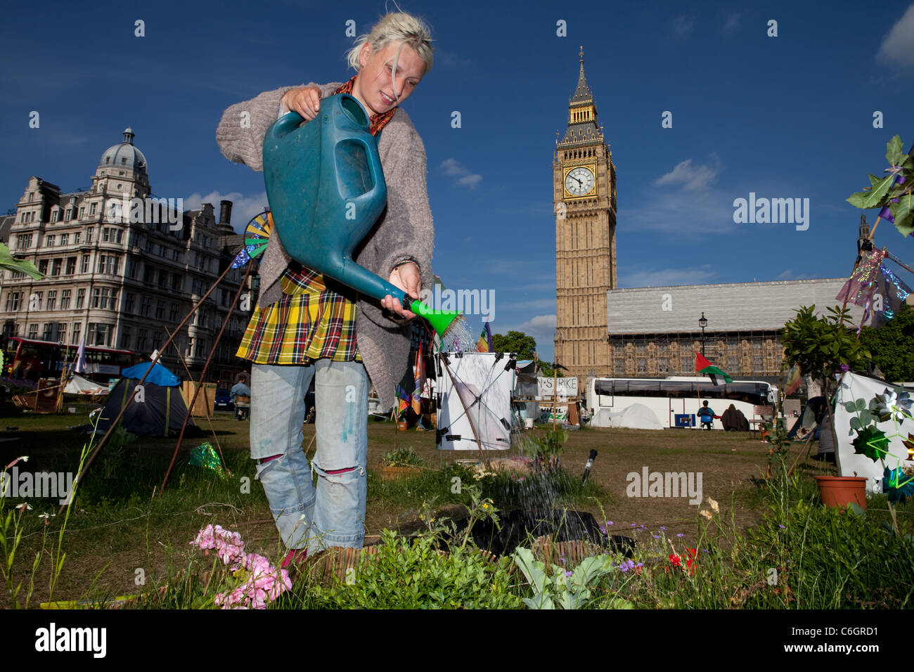La democrazia Village camper, Lou mandorla, acque il giardino di pace sulla piazza del Parlamento creato dai manifestanti. Foto Stock