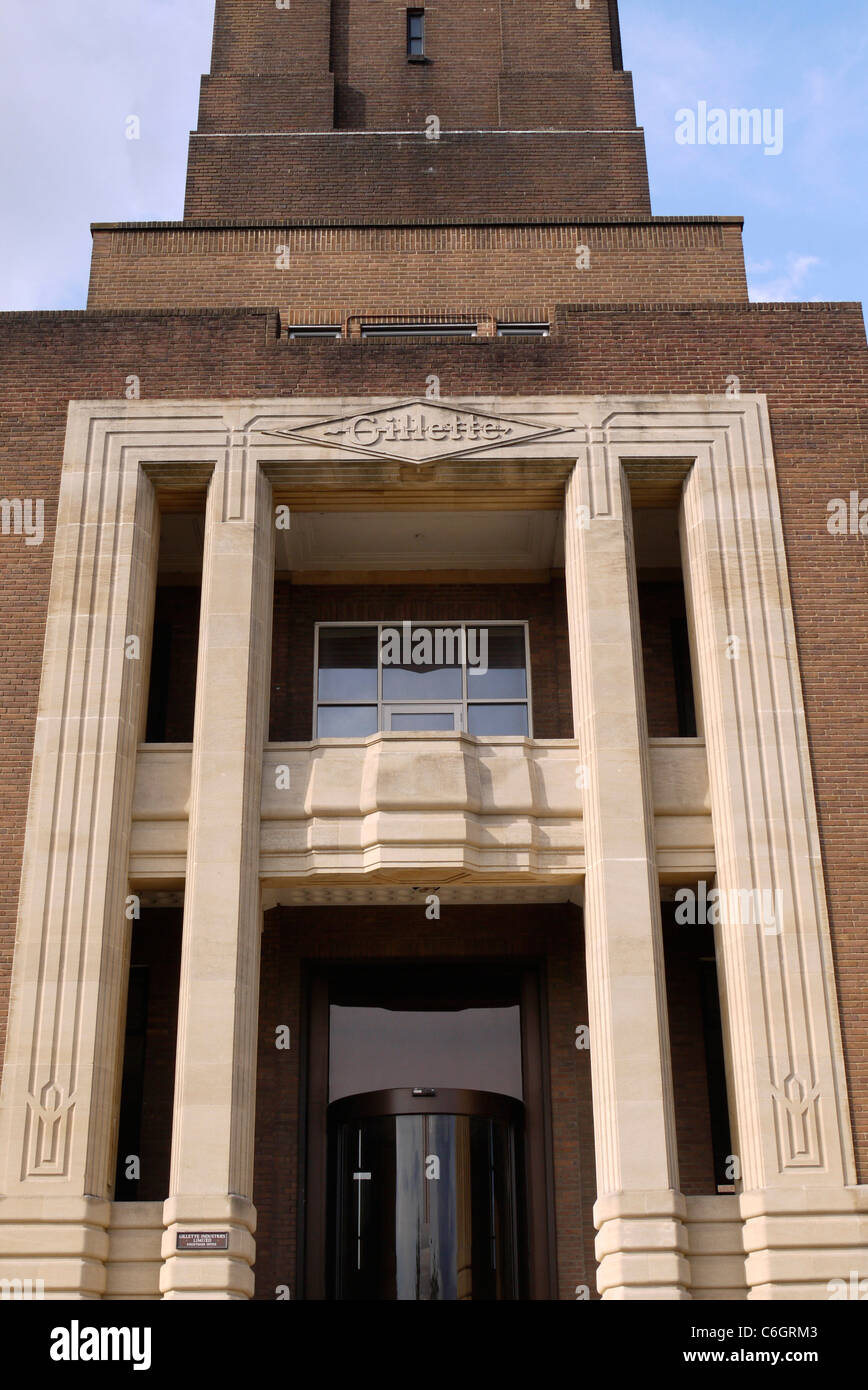 Una vista del Gillette Building, Art Deco, la struttura elencata di grado II sulla Great West Road, Brentford, Londra, Regno Unito Foto Stock