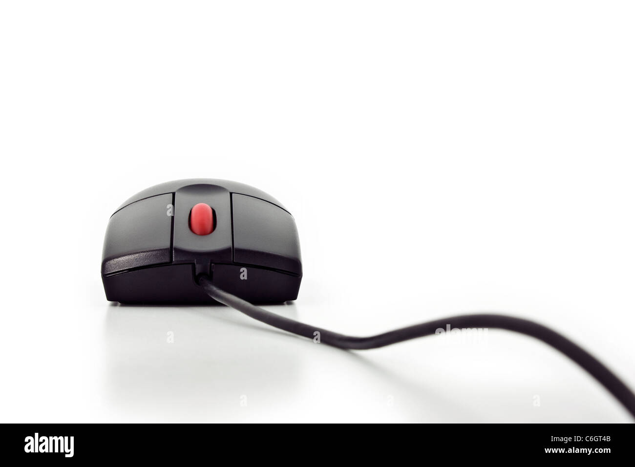 Chiudi vista frontale di un nero mouse del computer con un rosso pulsante Ruota isolato su bianco Foto Stock