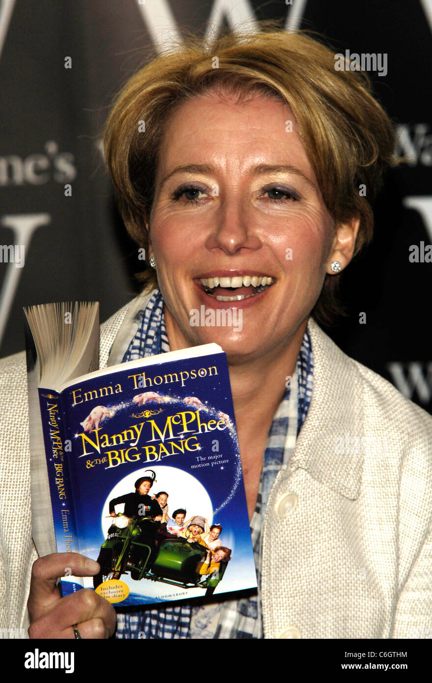 Emma Thompson segni copie del suo nuovo libro "Nanny McPhee & The Big Bang a Waterstones Piccadilly Londra Inghilterra - 06.03.10 Foto Stock