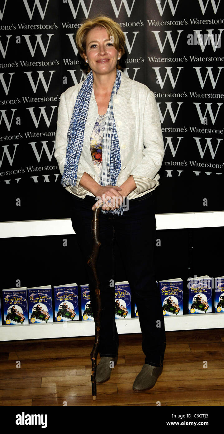 Emma Thompson segni copie del suo nuovo libro "Nanny McPhee & The Big Bang a Waterstones Piccadilly Londra Inghilterra - 06.03.10 Foto Stock