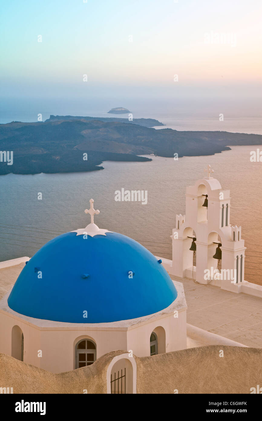 Campanile della Chiesa Ortodossa che si affaccia sulla caldera a Fira, Santorini (Thira), Isole Cicladi, il Mare Egeo, in Grecia, in Europa Foto Stock