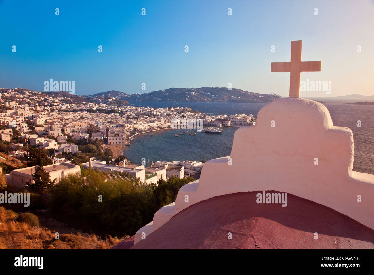 Vista in elevazione oltre il porto e la città vecchia, Mykonos (Hora), Isole Cicladi Grecia, Europa Foto Stock