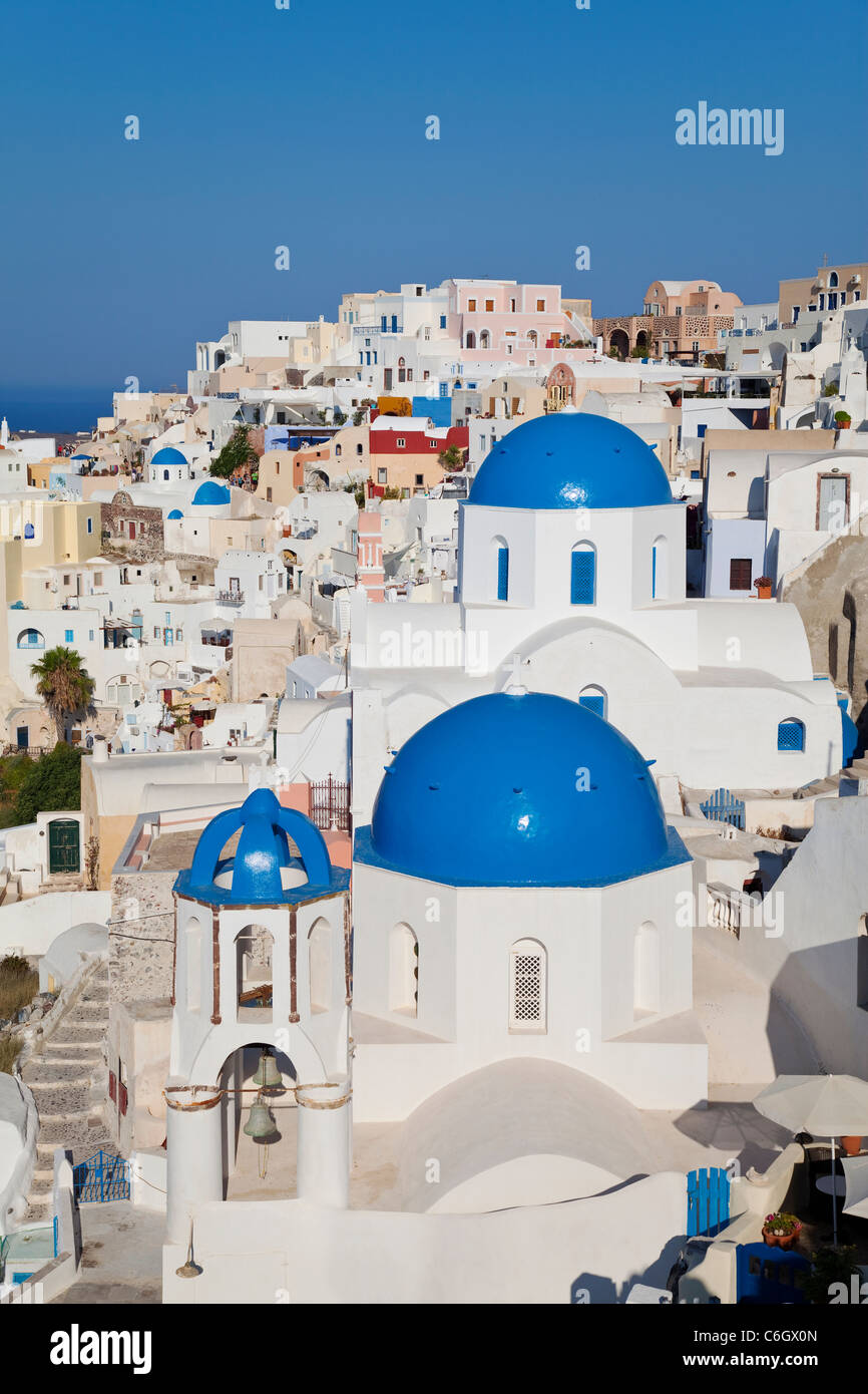 A cupola blu chiese nel villaggio di Oia (la), Santorini (Thira), Isole Cicladi, il Mare Egeo, in Grecia, in Europa Foto Stock