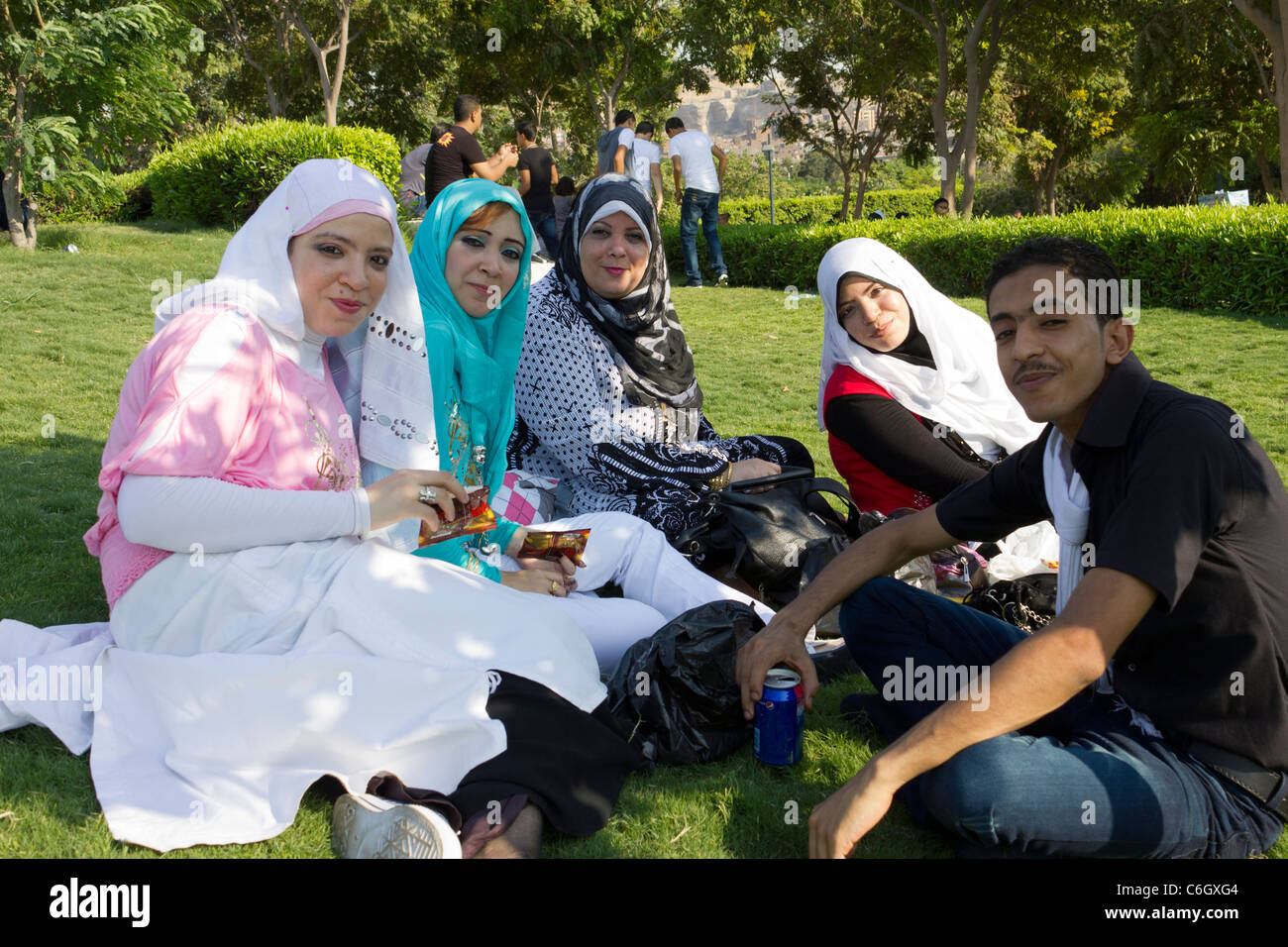 Famiglia seduta su erba ad al-Azhar Park, celebrazione dell'Eid al-Fitr, che segna la fine del Ramadan, il Cairo, Egitto Foto Stock