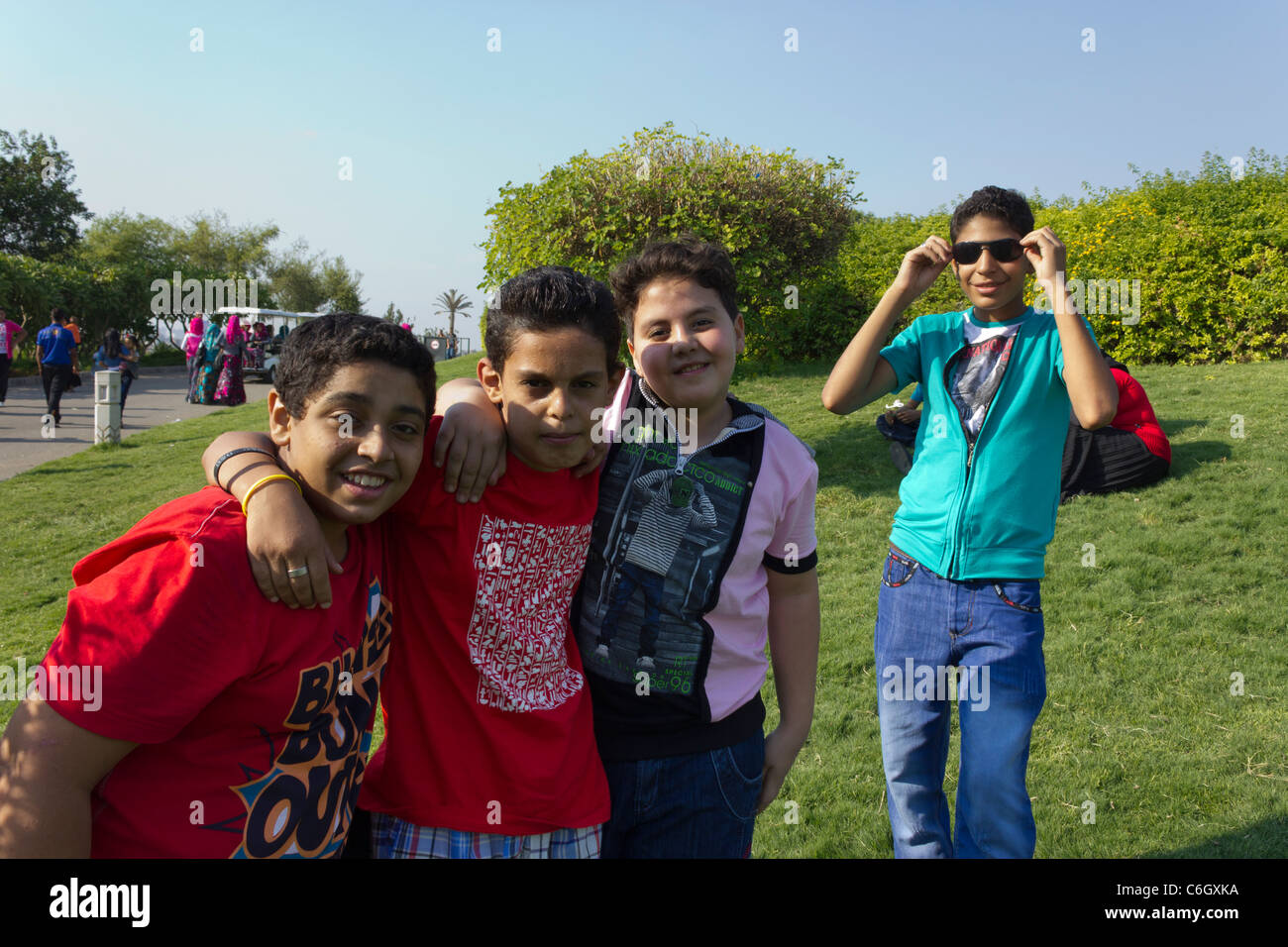 I ragazzi di al-Azhar Park per la celebrazione dell'Eid al-Fitr, che segna la fine del Ramadan, il Cairo, Egitto Foto Stock