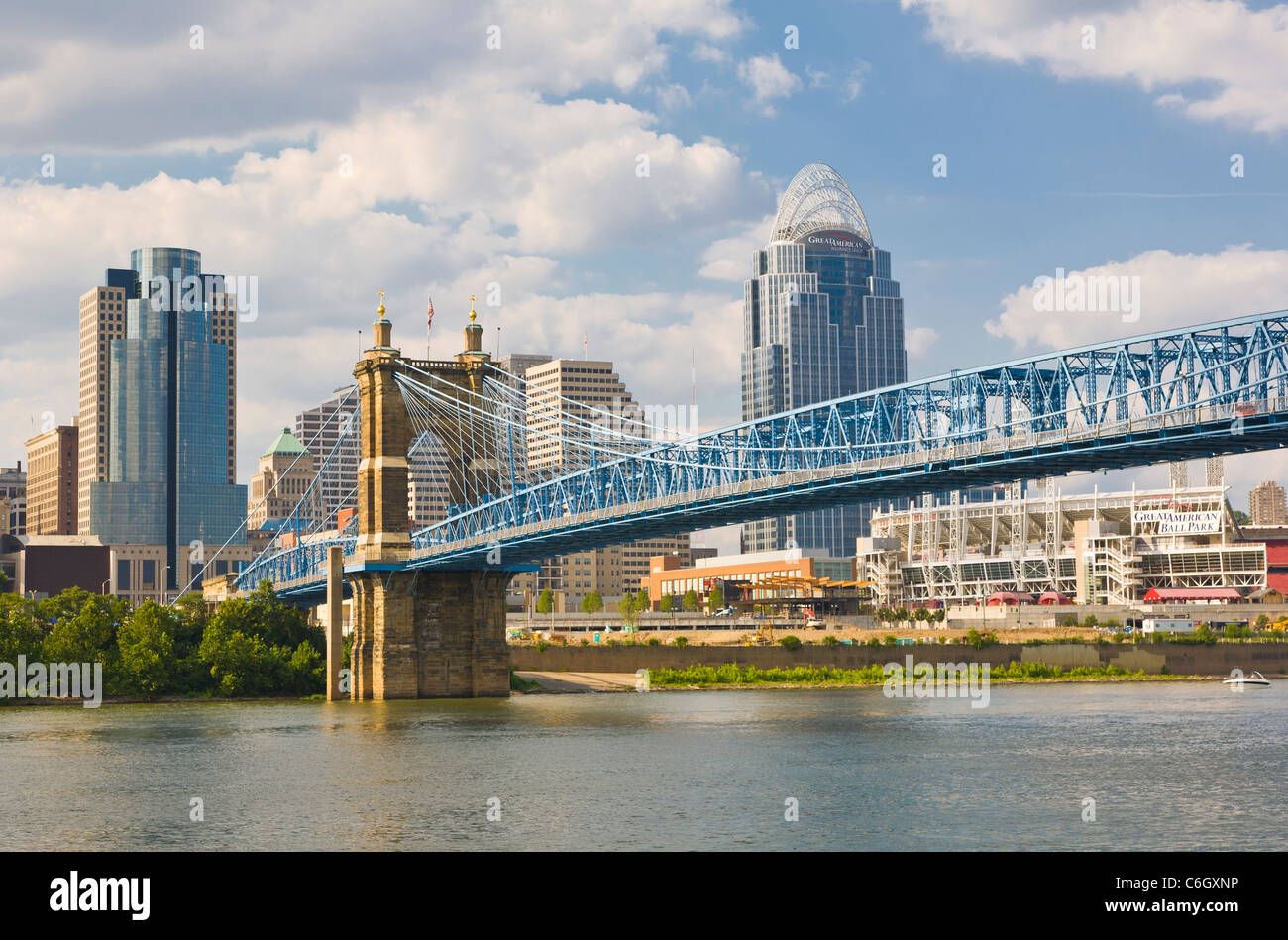 John A. Roebling sospensione ponte sopra il fiume Ohio con Cincinnati in Ohio attraverso il fiume Foto Stock