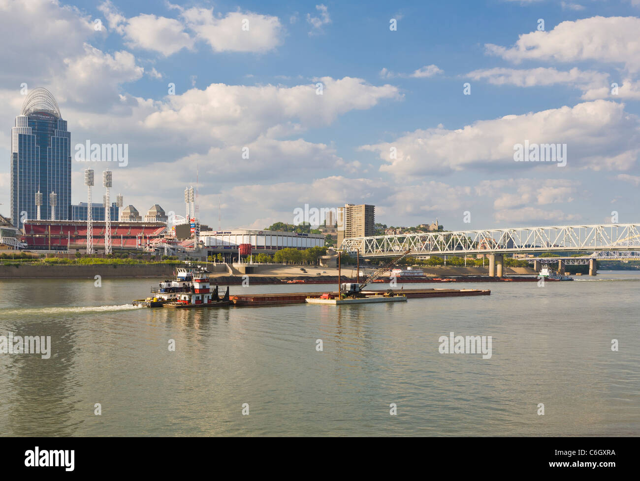 Barge in fiume Ohio a Cincinnati in Ohio Foto Stock