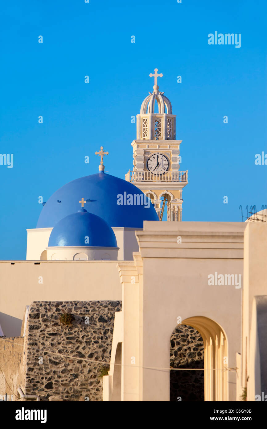 Torre campanaria del Sanctus Ioannes Baptista chiesa in Fira, Santorini (Thira), Isole Cicladi, Mar Egeo, Grecia Foto Stock