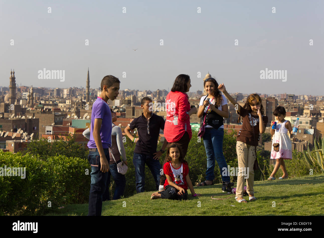 Famiglia di erba in corrispondenza di al-Azhar Park, celebrazione dell'Eid al-Fitr, che segna la fine del Ramadan, il Cairo, Egitto Foto Stock