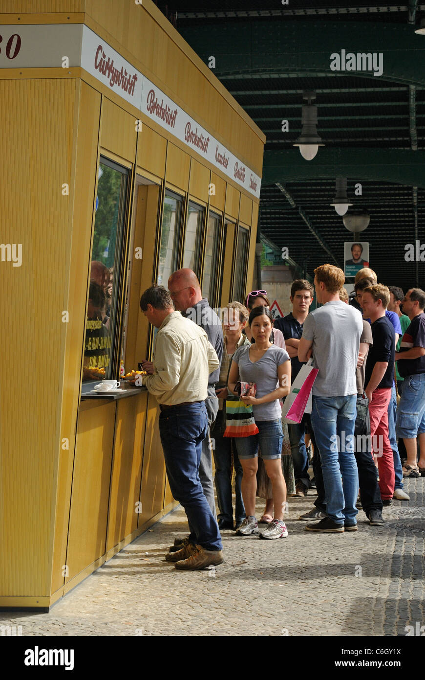 La Konnopke Imbiss takeaway, il più antico e famoso di stallo di salsiccia, Schoenhauser Allee, Prenzlauer Berg di Berlino, Germania, Europa Foto Stock