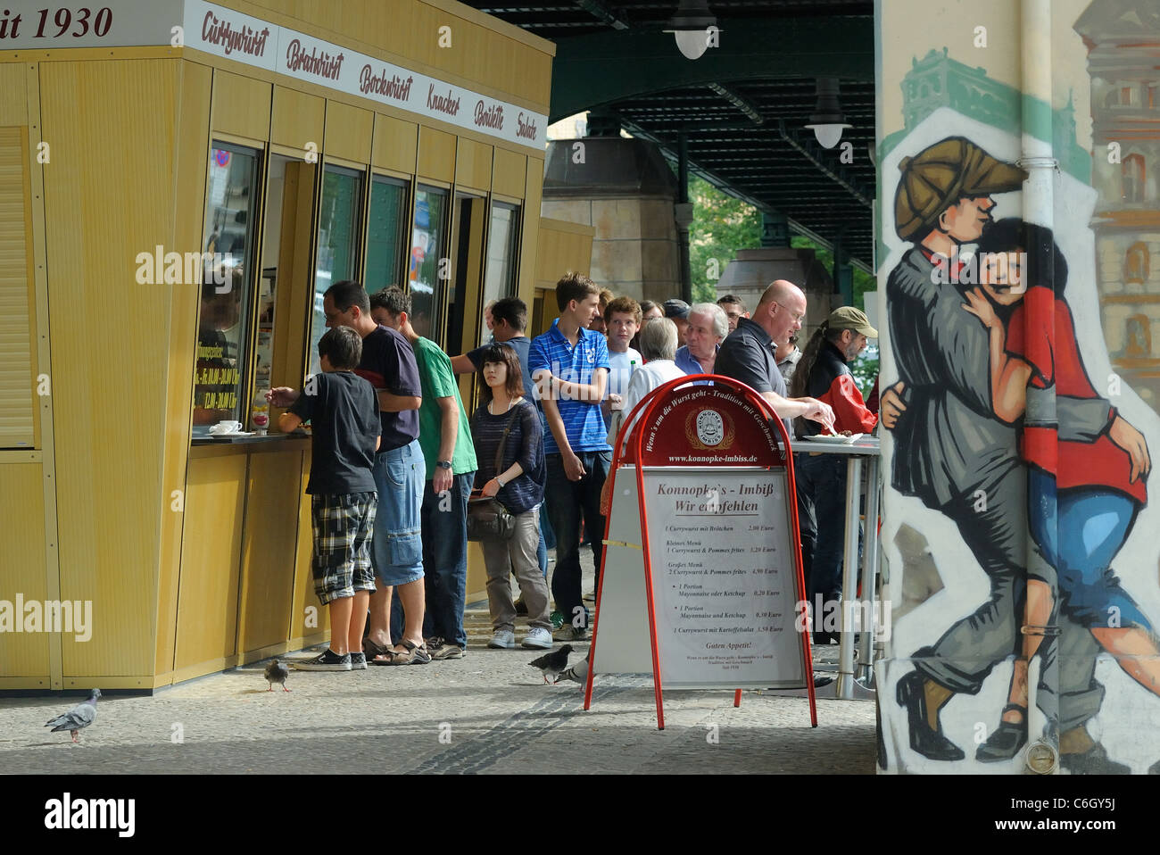 La Konnopke Imbiss takeaway, il più antico e famoso di stallo di salsiccia, Schoenhauser Allee, Prenzlauer Berg di Berlino, Germania, Europa Foto Stock