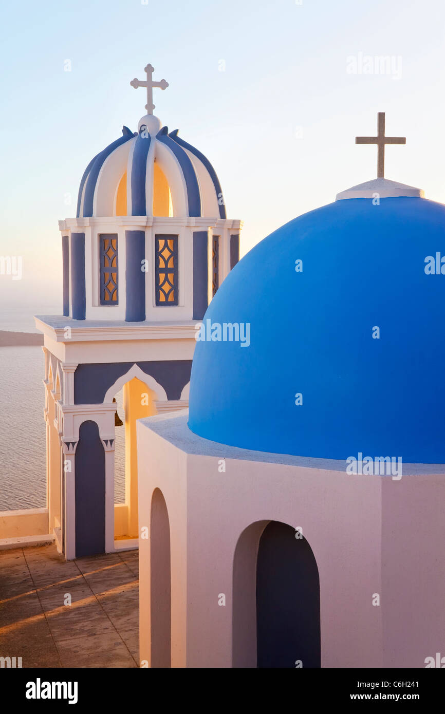 I campanili della Chiesa Ortodossa che si affaccia sulla caldera a Fira, Santorini (Thira), Isole Cicladi, il Mare Egeo, in Grecia, in Europa Foto Stock