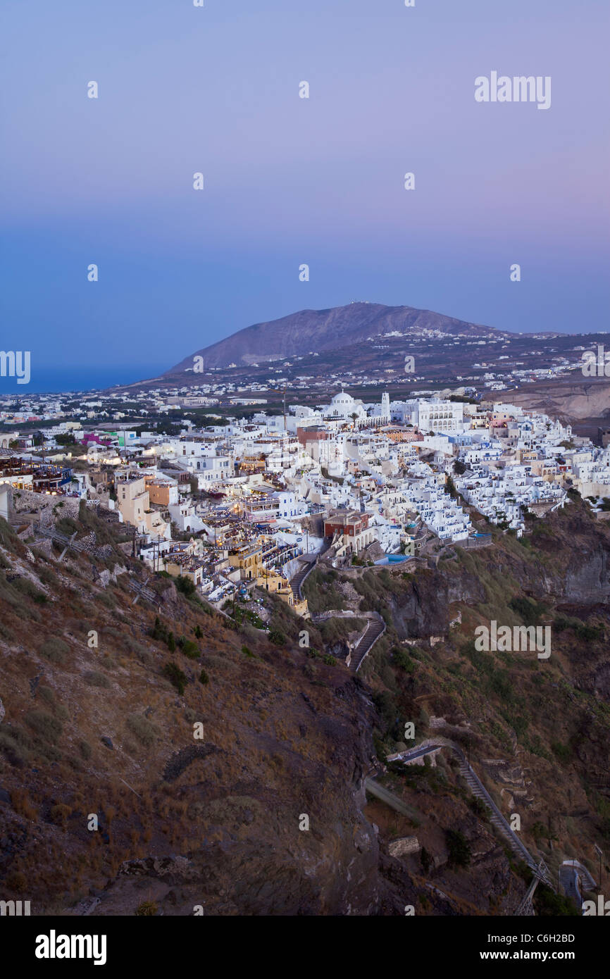 Vista in elevazione al di sopra del paesaggio vulcanico e la cittadina principale di Fira, Santorini (Thira), Isole Cicladi, il Mare Egeo, in Grecia, in Europa Foto Stock