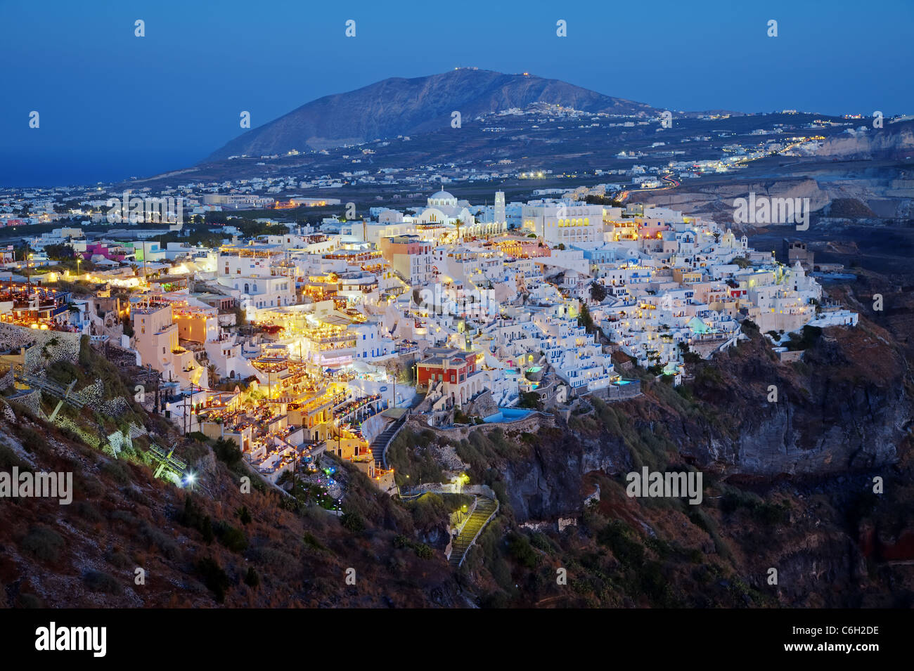 Vista in elevazione al di sopra del paesaggio vulcanico e la cittadina principale di Fira, Santorini (Thira), Isole Cicladi, il Mare Egeo, in Grecia, in Europa Foto Stock