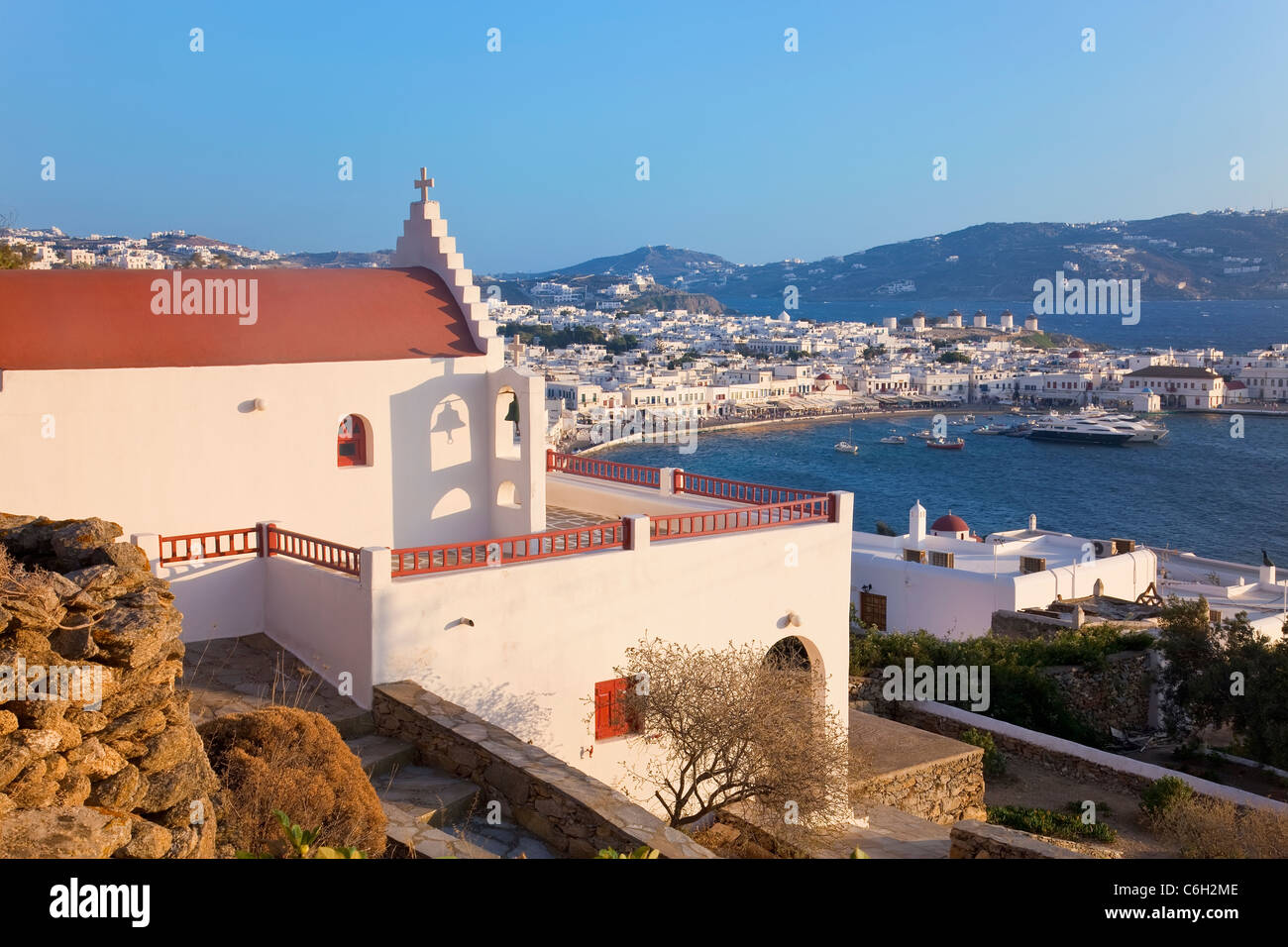 Vista in elevazione oltre il porto e la città vecchia, Mykonos (Hora), Isole Cicladi Grecia, Europa Foto Stock
