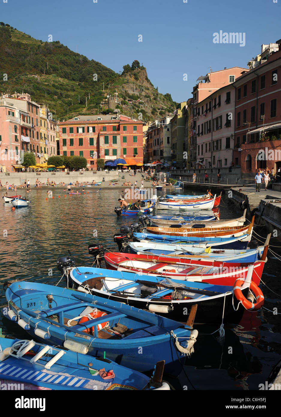 Barche colorate nel porto di Vernazza, uno dei incredibilmente bella italiana paesini delle Cinque Terre Foto Stock